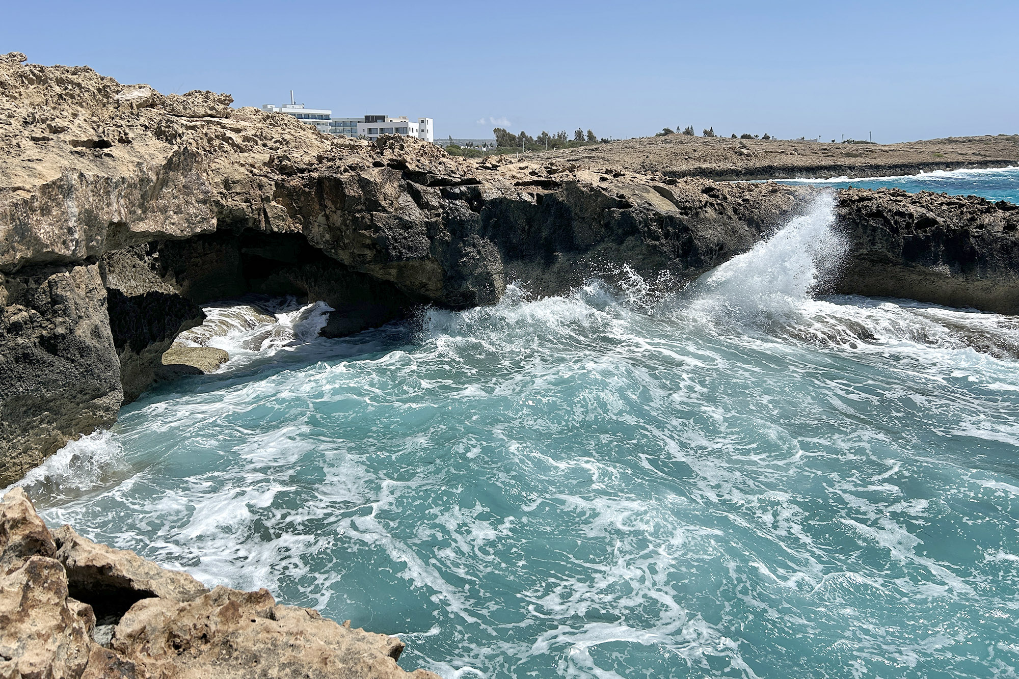 Aallot iskevät rantakallioihin Agía Nápassa