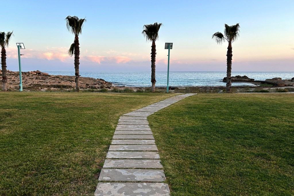 Alkava auringonlasku Kyproksen Agía Nápassa