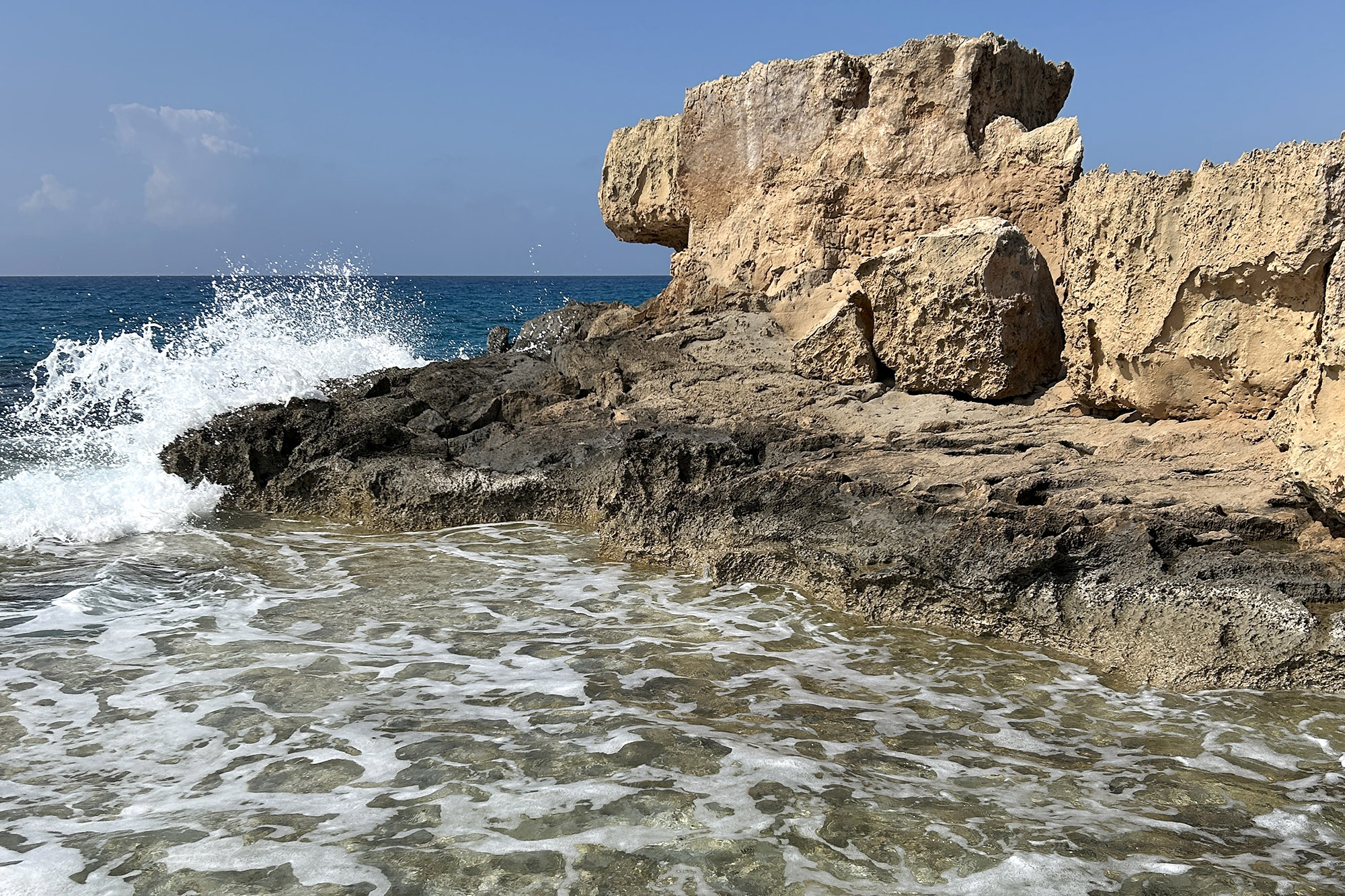 Pärskeitä rantakallioille