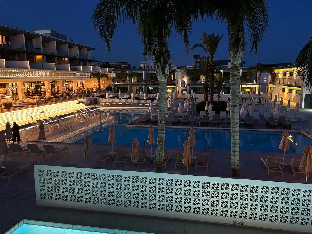 Ocean Beach Club -hotelli illalla