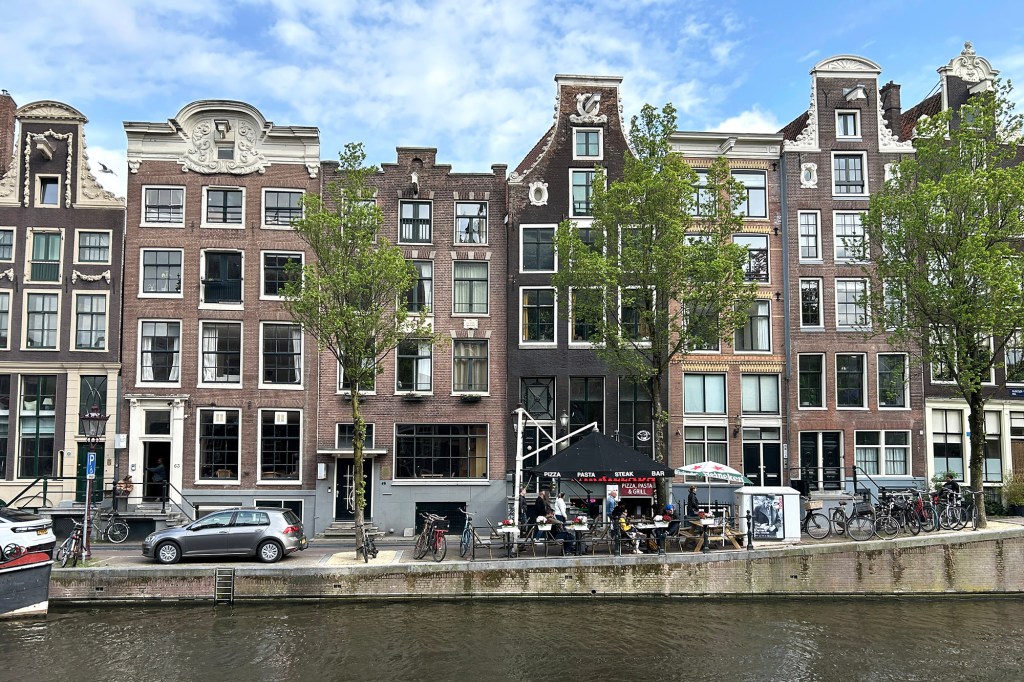 Taloja Amsterdamin kanaalim varrella