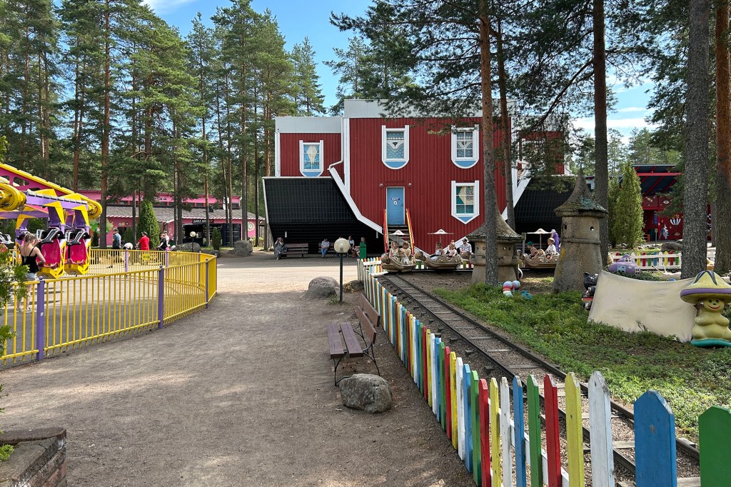 Tykkimäen huvipuistolaitteita