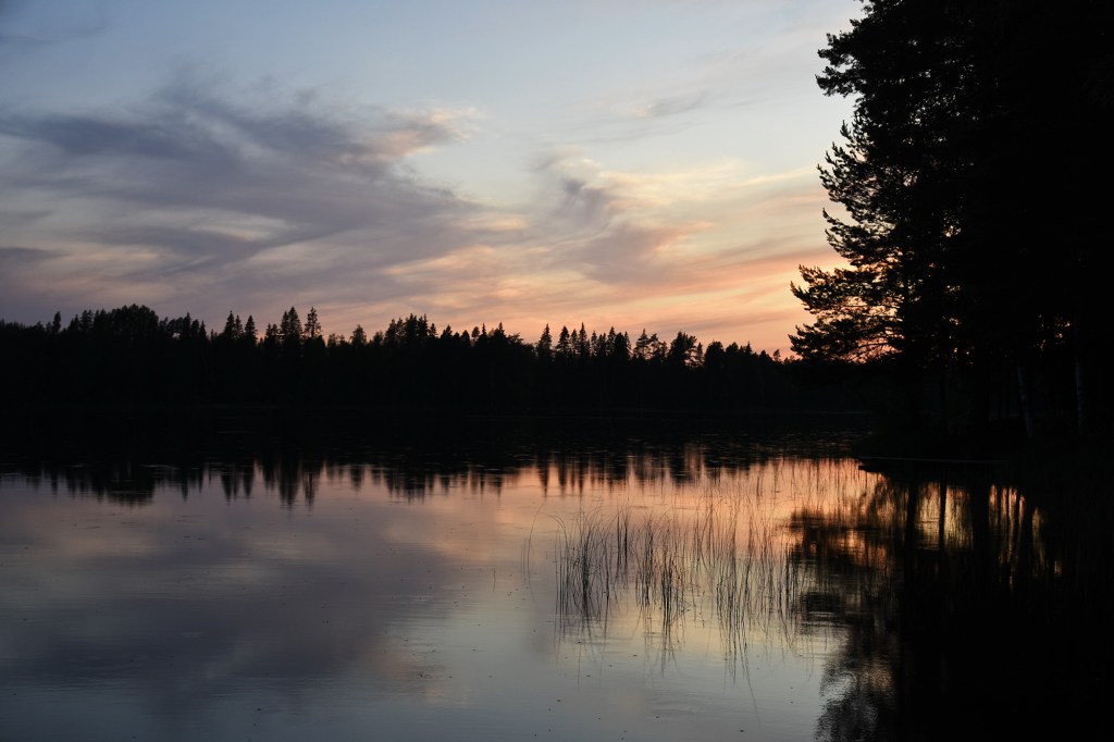 Auringonlaskun värit mökillä