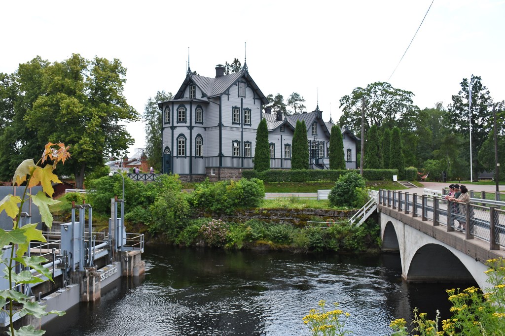 Verlan Patruunan Pytinki ja kosken ylittävä silta