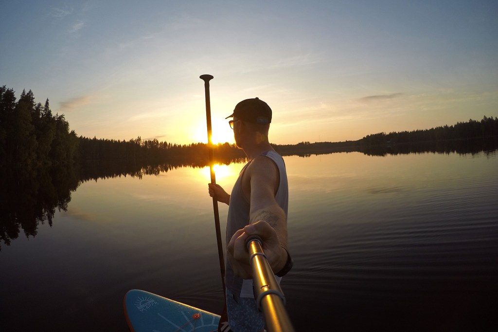 SUP-selfie ilta-auringossa kesällä 2025