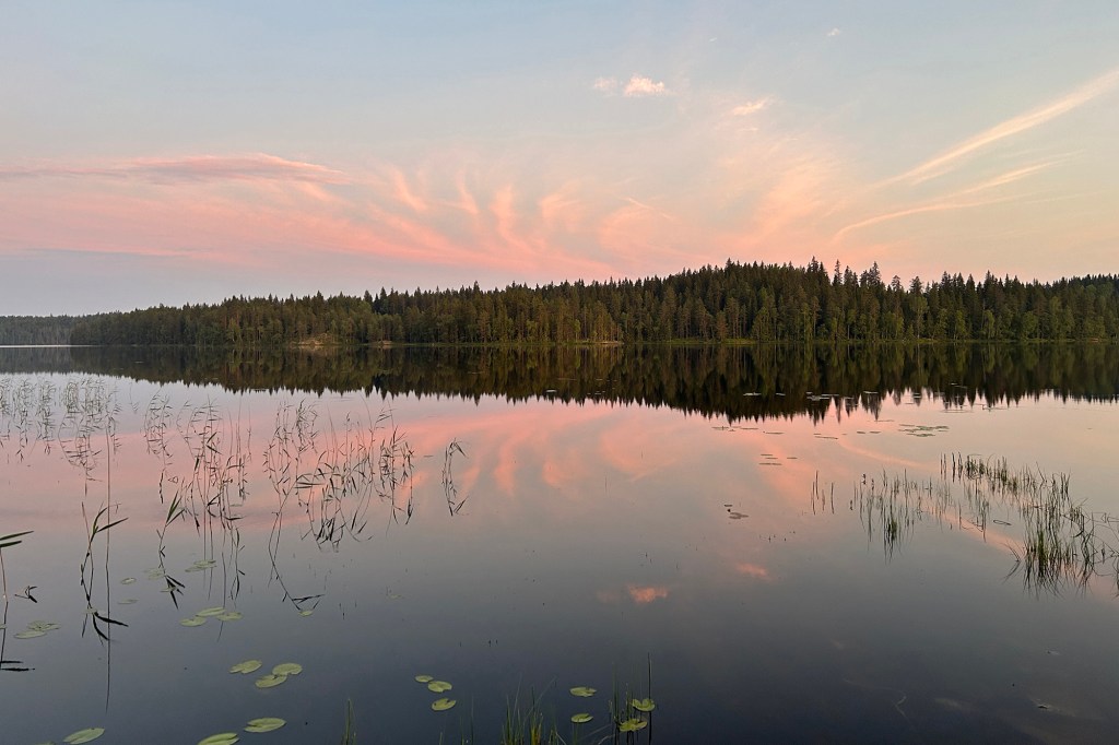 Tyyni auringonlasku mökillä
