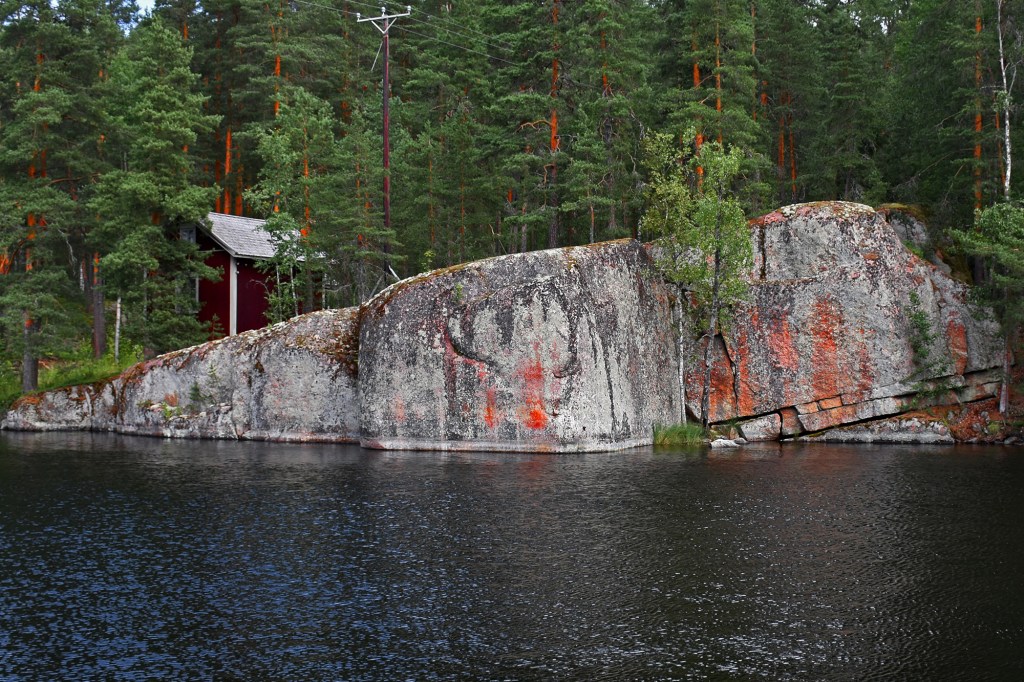 Käsitelty kokonaiskuva Verlan kalliomaalauksesta
