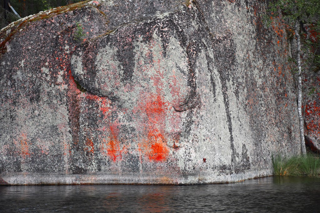 Käsitelty lähikuva Verlan kalliomaalauksesta