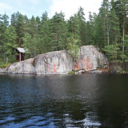 Verlan kivikautinen kalliomaalaus: hirviä, ihmisiä ja arvoituksellisia merkkejä