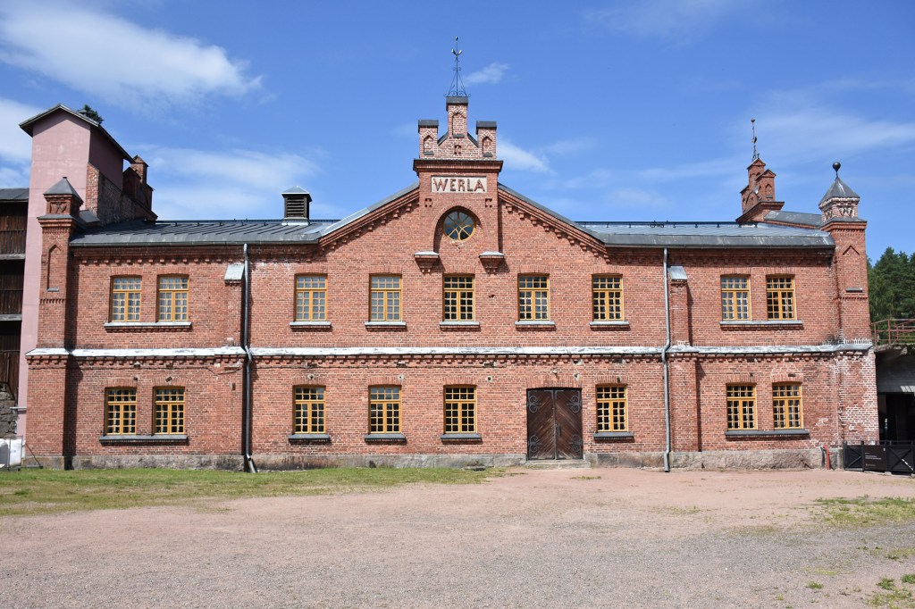 Verlan puuhiomon julkisivua