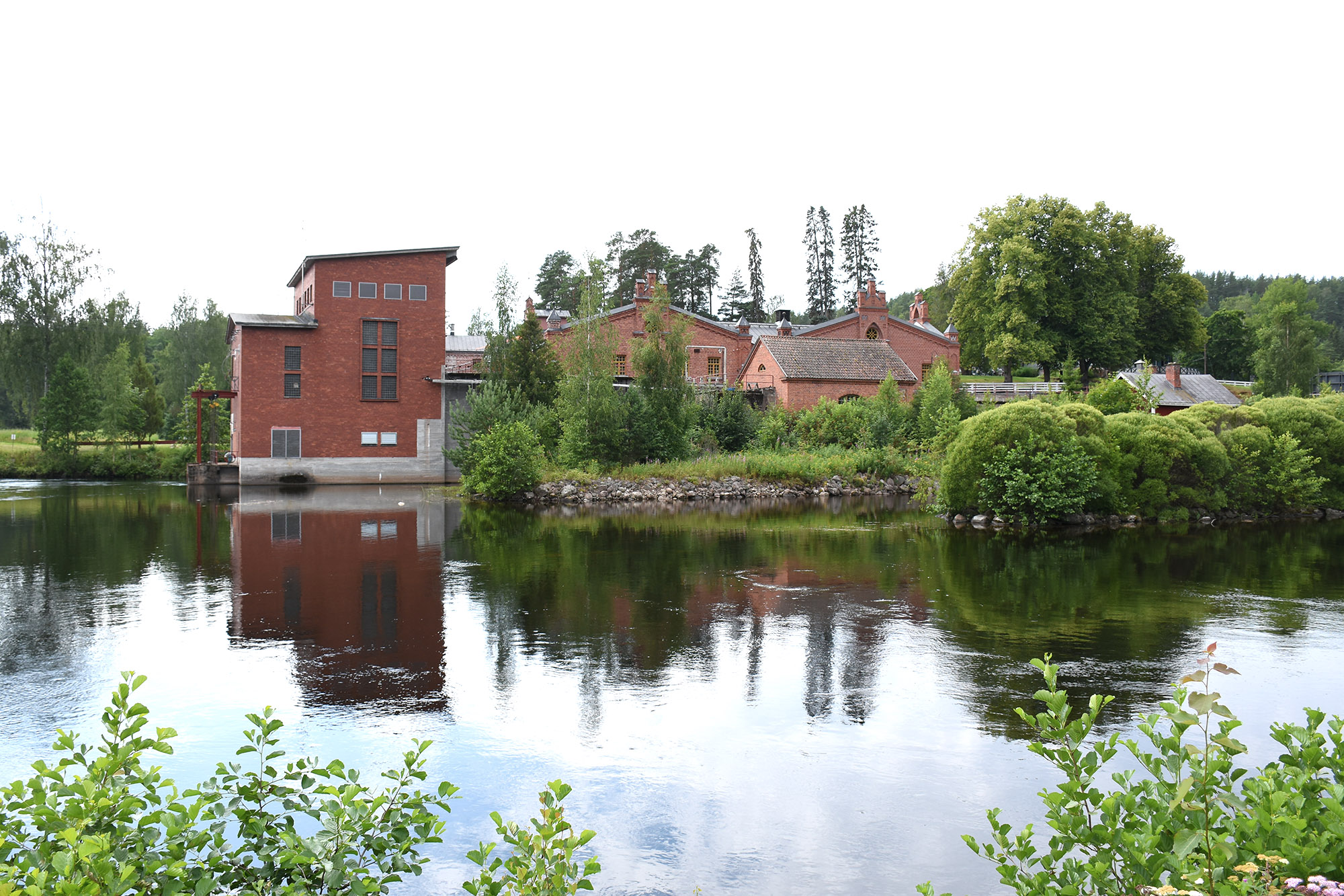 Verlan tehdasrakennuksia ja koski