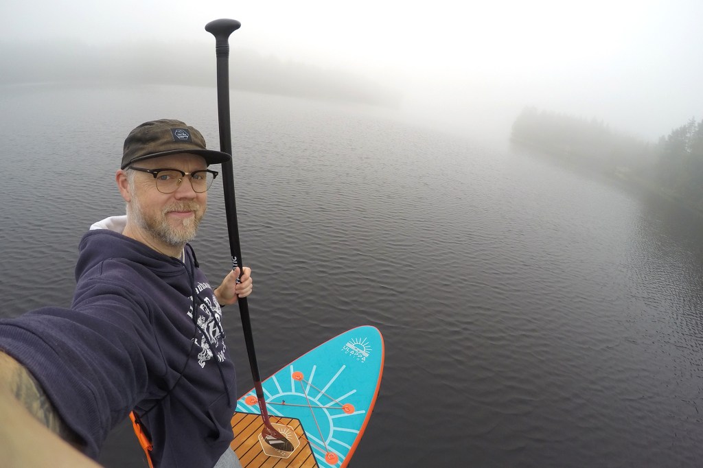 Selfie aamu-usvassa suppaillessa