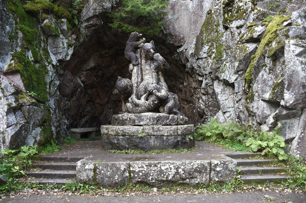 Karhuperheveistos Aulangon näkötornin jyrkänteen alla