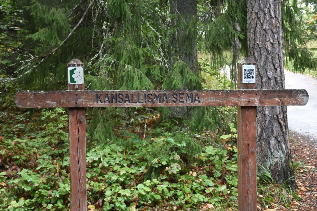 Kansallismaisema-kyltti Aulangon näkötornille vievällä tiellä