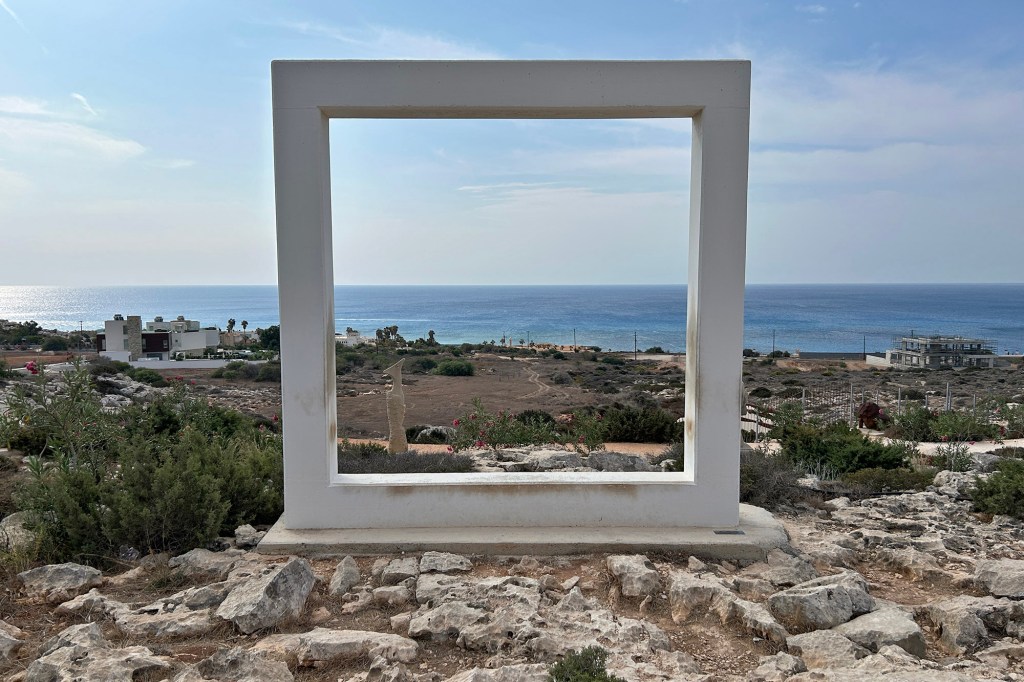 Ikkuna merelle Agía Nápan patsaspuistossa