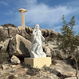 Agía Nápan patsaspuisto, jossa taide ja luonto kohtaavat sulassa sovussa