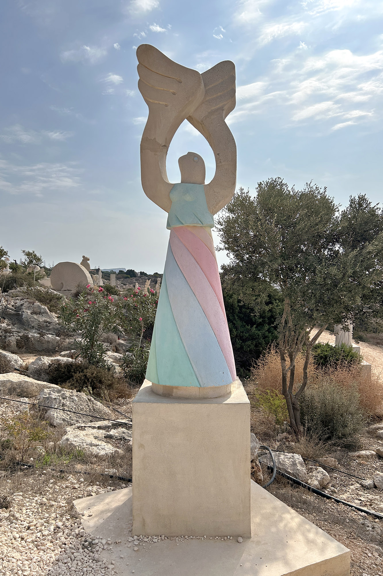 Värikäs patsas Agía Nápan patsaspuistossa