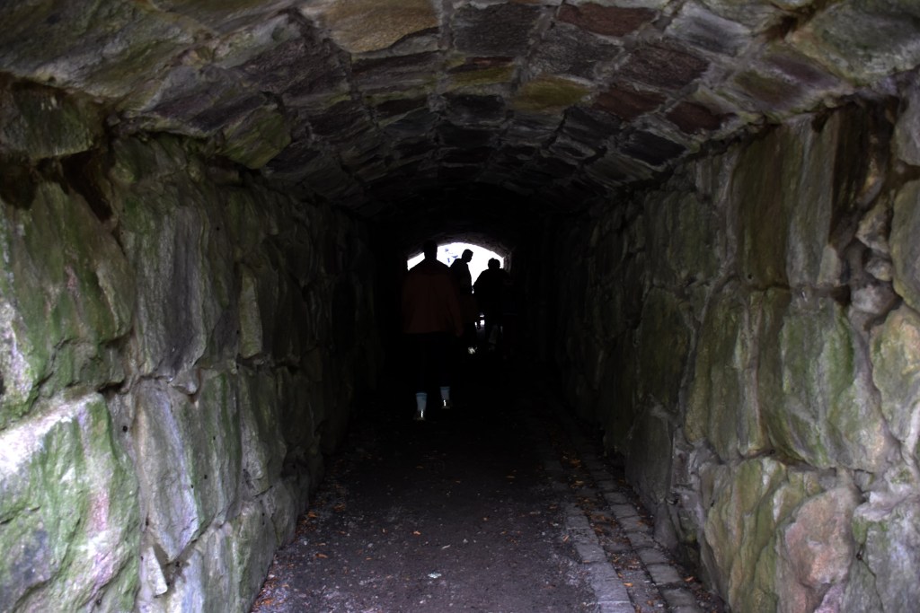 Tunneli Aulangon Graniittilinnaan