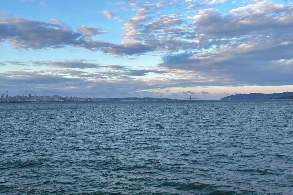 Golden Gate ja San Franciscon keskusta Berkeleyn rannalta kuvattuna