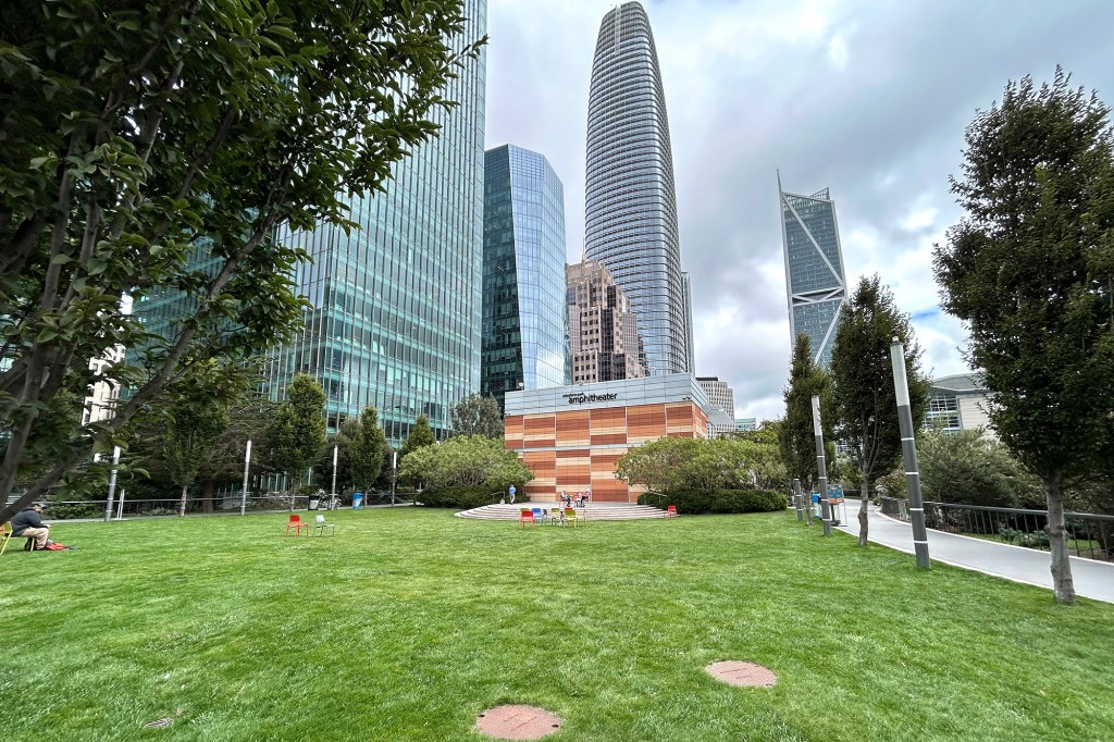 Pilvenpiirtäjiä Salesforce Parkista kuvattuna