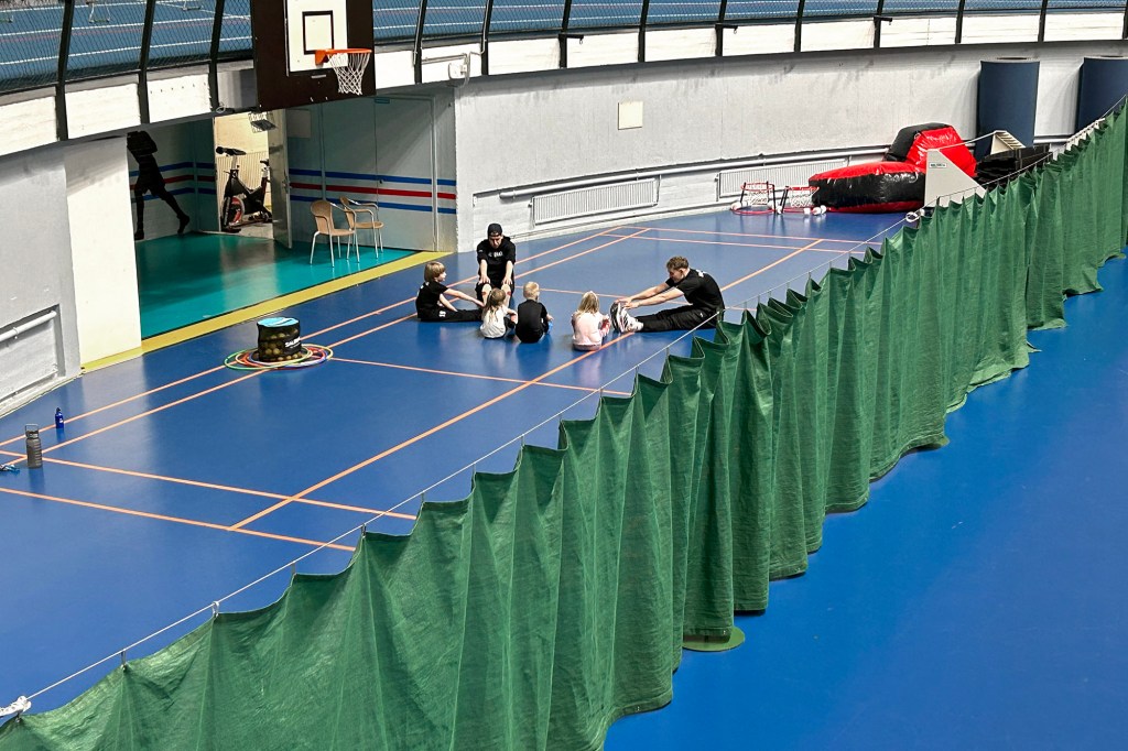 Lasten venyttelyä Vierumäen POP-kurssilla