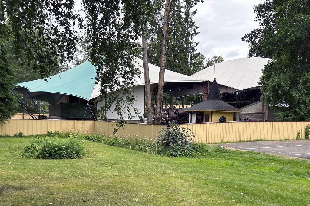 Heinolan kesäteatteri Rantapuistosta kuvattuna