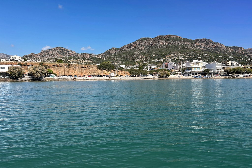Vuorimaisemat suppaillessa, Lagoufa Beach